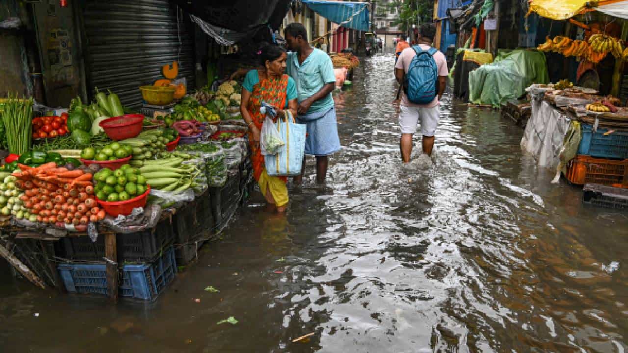 Heavy Rain Lashes Kerala: സംസ്ഥാനത്ത് മഴ ശക്തം; വെള്ളത്തിൽ മുങ്ങി തലസ്ഥാനം, വ്യാപക നാശനഷ്ടം; ജാഗ്രത
