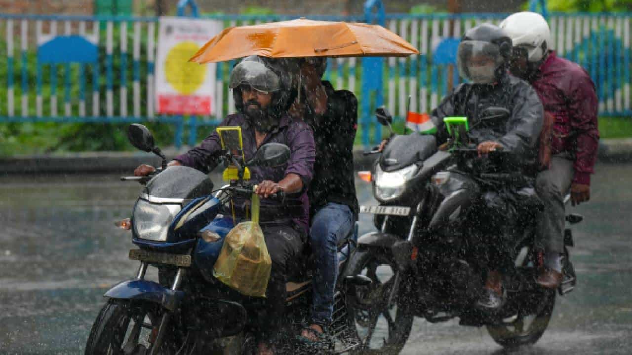 Kerala Rain Alert Update: സംസ്ഥാനത്ത് ഇന്ന് അതിതീവ്രമഴ; മൂന്ന് ജില്ലകളില്‍ ഓറഞ്ച് അലര്‍ട്ട്; മൂന്നിടത്ത് യെല്ലോ