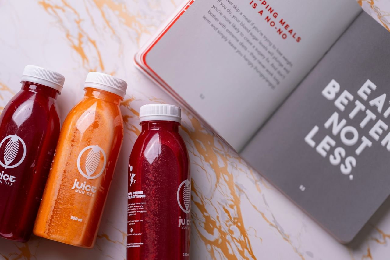 കലോറി കുറവായതിനാൽ ശരീരഭാരം കുറയ്ക്കാൻ ആഗ്രഹിക്കുന്നവർക്ക് തേങ്ങാവെള്ളം വളരെ നല്ലതാണ്. എന്നാൽ ഫ്രൂട്ട് ജ്യൂസുകളിൽ  വിറ്റാമിനുകൾ, ധാതുക്കൾ, ആന്റിഓക്‌സിഡന്റുകൾ എന്നിവ ധാരാളം അടങ്ങിയിട്ടുണ്ട്. പലപ്പോഴും ഇവ ജ്യൂസാകുമ്പോൾ അവയിൽ നാരുകൾ കുറയുന്നു. ഇത് രക്തത്തിലെ പഞ്ചസാരയുടെ വർദ്ധനവിന് കാരണമാകുന്ന പ്രധാന ഘടകമാണ്. (Image Credits: Unsplash)