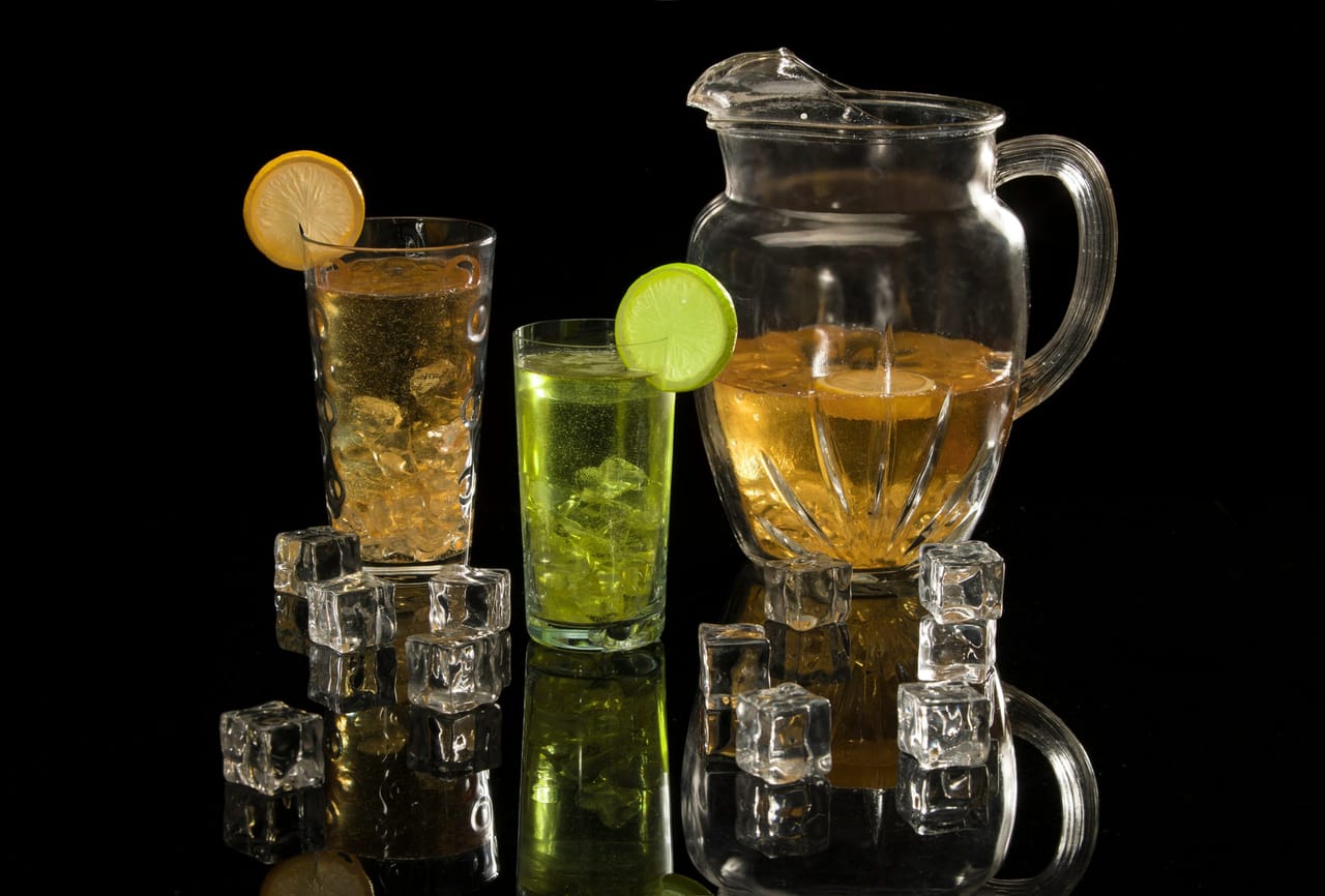 കറുവപ്പട്ട: 2022 ലെ ഒരു ഗവേഷണം അനുസരിച്ച്, കറുവപ്പട്ടയ്ക്ക് മെറ്റബോളിസം വർദ്ധിപ്പിക്കുന്നതിനും രക്തത്തിലെ പഞ്ചസാരയെ സന്തുലിതമാക്കുന്നതിനുമുള്ള ഗുണങ്ങളുണ്ട്. ഒരു കറുവപ്പട്ടയുടെ കഷ്ണം വെള്ളത്തിലിട്ട് തിളപ്പിക്കുകയോ ഒരു നുള്ള് കറുവപ്പട്ട പൊടി ചേർത്ത് ഇളക്കുകയോ ചെയ്യുക. വിശപ്പ് കുറയ്ക്കാനും ഭാരം നിയന്ത്രിക്കാനും ഇത് ചൂടോടെ കുടിക്കുന്നു. പഞ്ചസാര ചേർക്കാതെ കുടിക്കാൻ ശ്രമിക്കണം. (Image Credits: Unsplash)