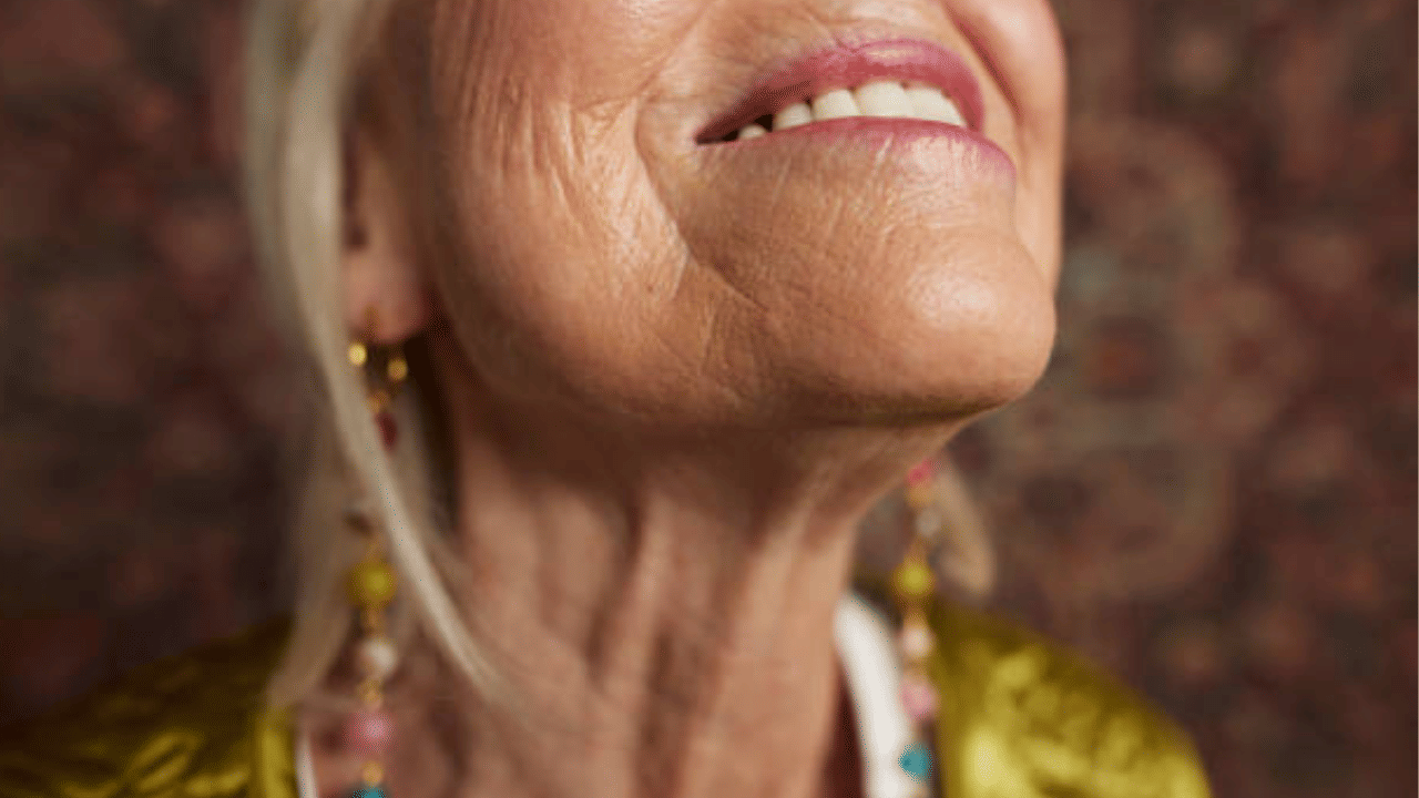 നിർജ്ജലീകരണം, മോശം ഭക്ഷണക്രമം, പുകവലി, സൂര്യപ്രകാശം ഏല്ക്കുക തുടങ്ങിയവ കാരണമാണ് മുഖത്ത് ചുളിവുകളും പാടുകളും ഉണ്ടാകുന്നത്. എന്നാൽ പ്രകൃതിദത്തമായി ഇവ മാറ്റാൻ കഴിയും. (Image Credit: Getty Images)