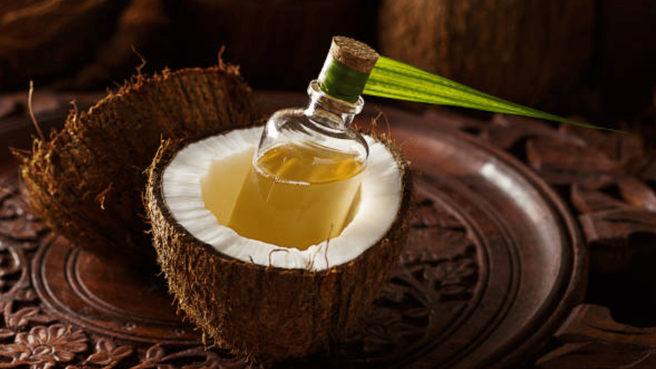 ഇങ്ങനെ ചെയ്യുന്നത് നിങ്ങളുടെ ചർമ്മത്തിലെ ജലാംശം നിലനിർത്തുകയും നേർത്ത വരകൾ കുറയ്ക്കുകയും ചെയ്യും. സൗന്ദര്യ സംരക്ഷണത്തിന് വെളിച്ചെണ്ണ പ്രധാന പങ്ക് വഹിക്കുന്നുണ്ട്. (Image Credit: Getty Images)