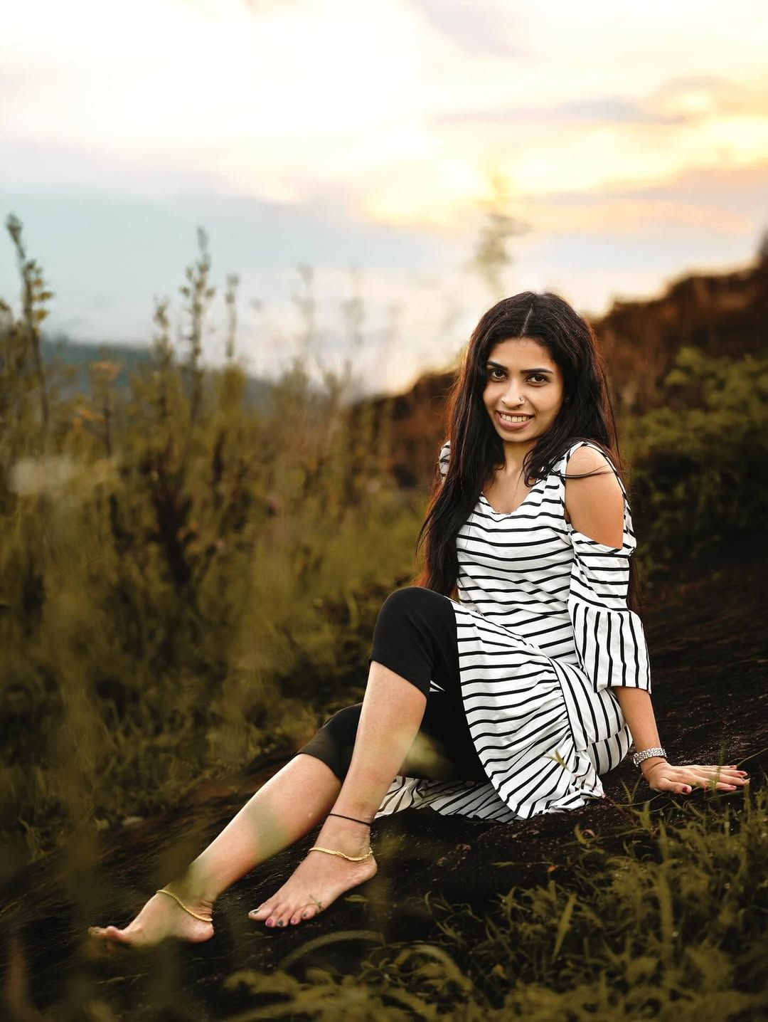 ബി​ഗ് ബോസ് മലയാളം സീസൺ ഏഴിൽ പ്രേക്ഷകർ ഏറെ പ്രതീക്ഷയോടെ നോക്കികണ്ട മത്സരാർത്ഥിയായിരുന്നു രേണു സുധി. എന്നാൽ ഓണം  സ്പെഷ്യൽ എപ്പിസോ‍ഡിൽ രേണു സുധി സ്വമേധയ ഷോയിൽ നിന്ന് വാക്കൗട്ട് ചെയ്യുന്ന കാഴ്ചയാണ് കണ്ടത്. ഇപ്പോഴിതാ ബി​ഗ് ബോസിൽ തനിക്കെതിരെ ഉയരുന്ന ആരോപണങ്ങൾക്ക് മറുപടിയുമായി എത്തിയിരിക്കുകയാണ് താരം. (Image Credits:Instagram)