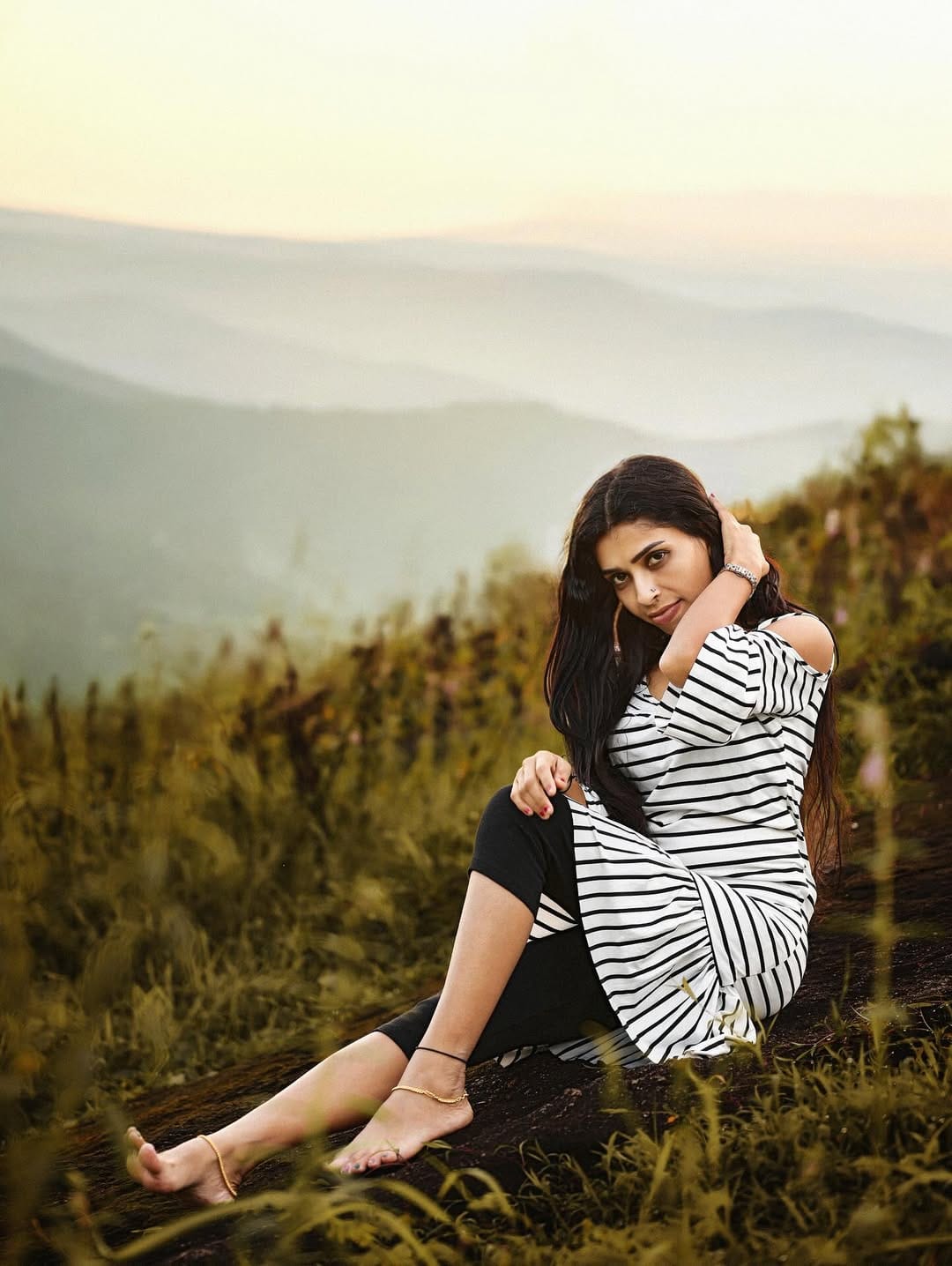 അക്ബറിന്റെ സെപ്റ്റിക് ടാങ്ക് പരാമർശം വിഷമിപ്പിച്ചിരുന്നുവെന്നും എന്നാൽ ലാലേട്ടനെ പോലൊരാൾ ക്ഷമിക്കാൻ പറഞ്ഞപ്പോഴാണ് ക്ഷമിക്കാൻ തോന്നിയതെന്നാണ് രേണു പറയുന്നത്. അനുമോളെ സുധിച്ചേട്ടന്റെ കൂടെ വർക്ക് ചെയ്യുന്ന കാലം തൊട്ടേ അറിയാമെന്നും രേണു പറയുന്നു. 