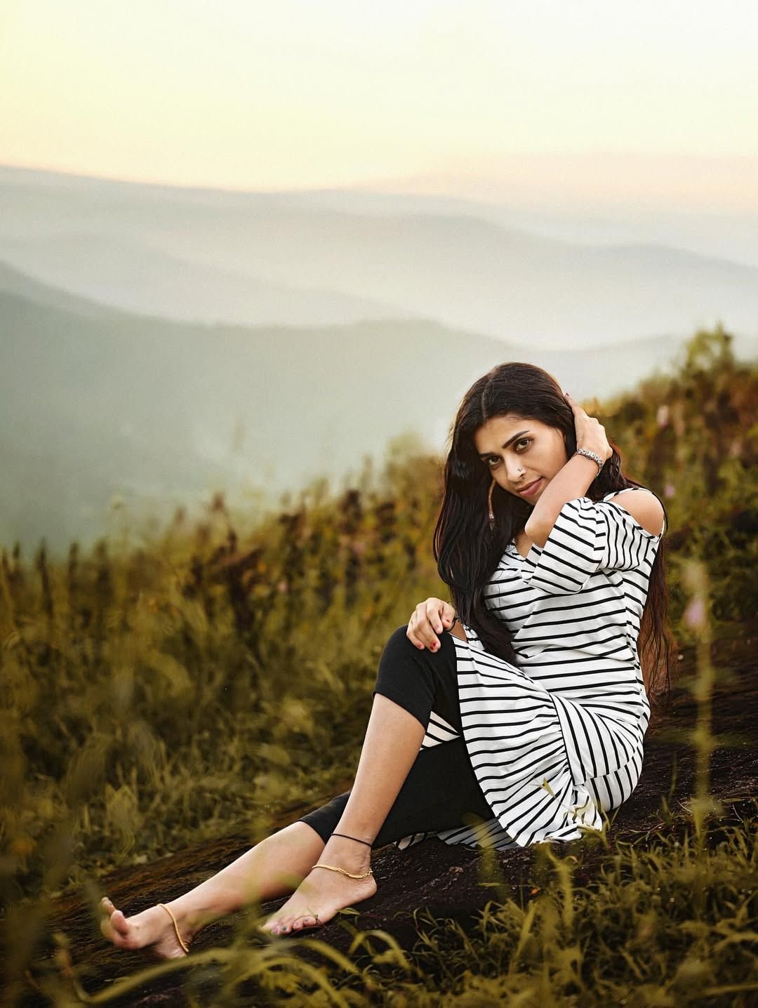 അക്ബറിന്റെ സെപ്റ്റിക് ടാങ്ക് പരാമർശം വിഷമിപ്പിച്ചിരുന്നുവെന്നും എന്നാൽ ലാലേട്ടനെ പോലൊരാൾ ക്ഷമിക്കാൻ പറഞ്ഞപ്പോഴാണ് ക്ഷമിക്കാൻ തോന്നിയതെന്നാണ് രേണു പറയുന്നത്. അനുമോളെ സുധിച്ചേട്ടന്റെ കൂടെ വർക്ക് ചെയ്യുന്ന കാലം തൊട്ടേ അറിയാമെന്നും രേണു പറയുന്നു.