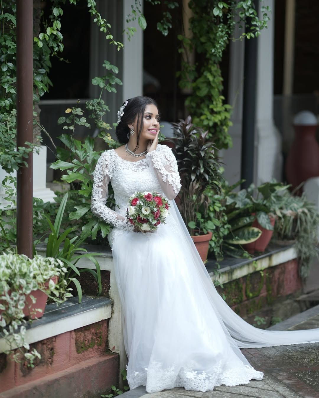 പേൻ വിഷയം വന്നപ്പോൾ വിഷമമായി പോയി. തലനിറയെ പേനുള്ള താൻ ഇങ്ങനെ ഇരിക്കുമോ എന്നാണ് രേണു ചോദിക്കുന്നത്. കുഞ്ഞ് ചീപ്പൊക്കെ ഇട്ട് അമർത്തിയാണ് മുടിയൊക്കെ ചീകിയത്. അപ്പോൾ മുടിയൊക്കെ പൊട്ടിപ്പൊട്ടി പോയി. വീണ്ടും റൂമയിൽ തന്നെ പോയി ശരിയാക്കണമെന്നും രേണു പറഞ്ഞു.