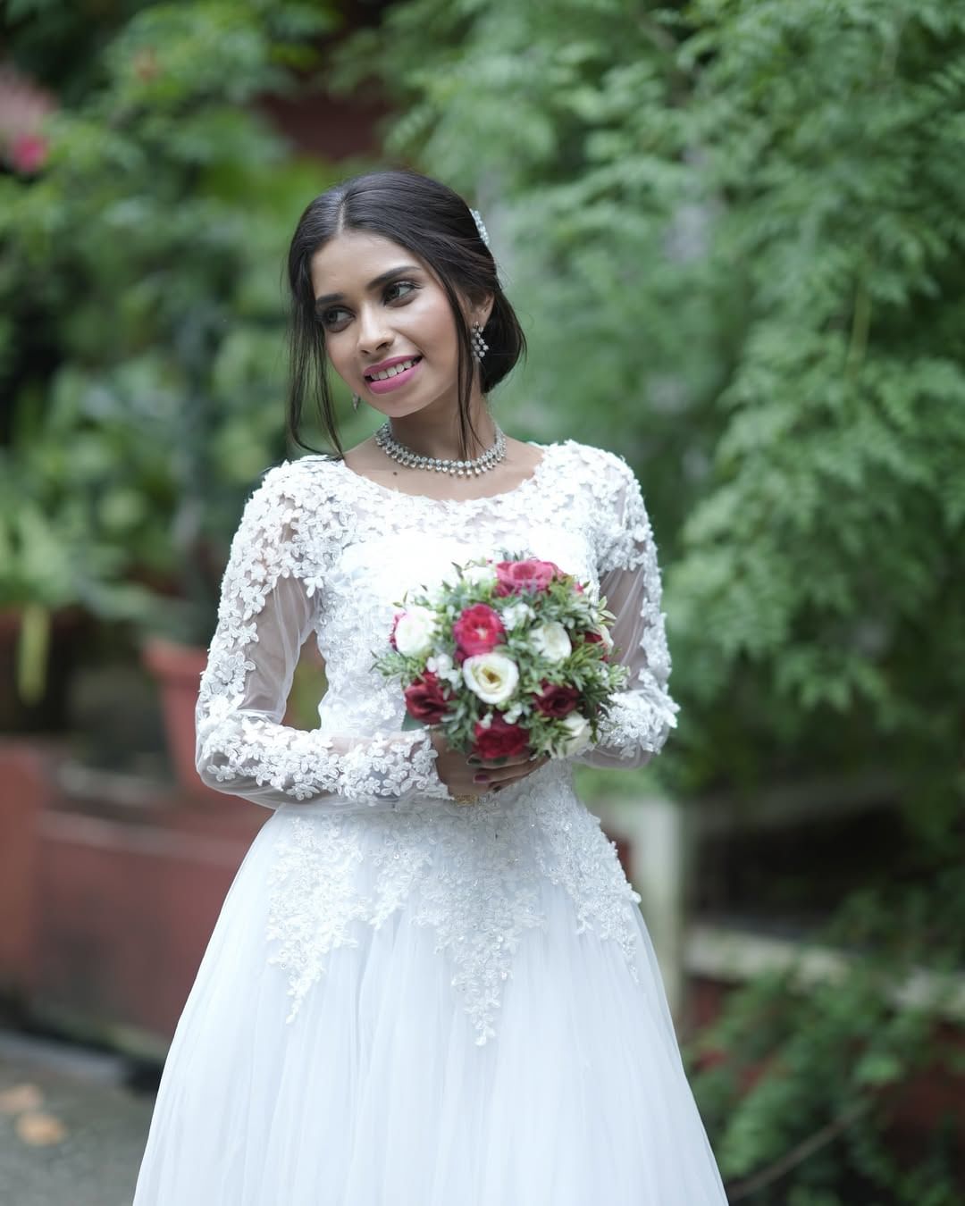 ഭയങ്കര ജോളി അടിച്ച് നടക്കുന്ന കുട്ടിയായിരുന്നു. എന്നാൽ വീട്ടിലെത്തിയപ്പോൾ എന്ത് പറയുമ്പോഴും വിഷമിക്കുന്നു , കരയുന്നു അനുവിനെയാണ് കണ്ടതെന്നും അത് തന്നെ അത്ഭുതപ്പെടുത്തിയെന്നുമാണ് രേണു പറയുന്നത്.