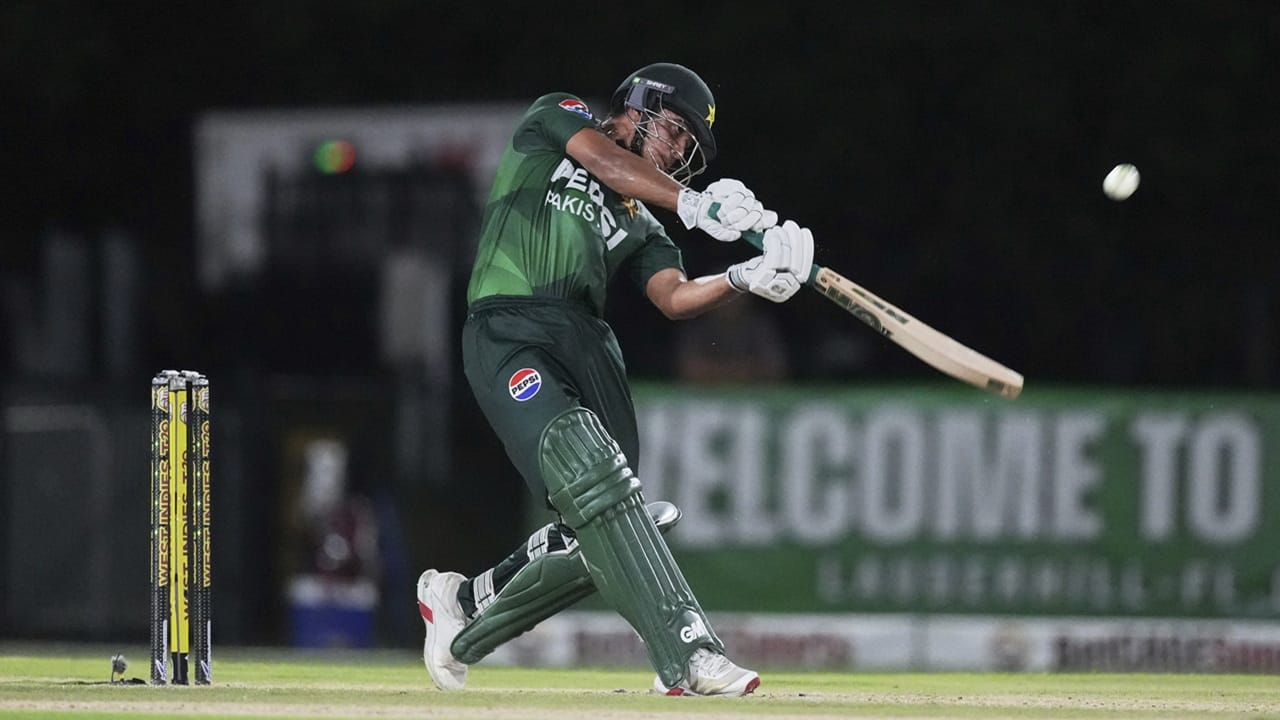 ഒമാനെതിരെ നടന്ന മത്സരത്തില്‍ നേരിട്ട ആദ്യ പന്തില്‍ തന്നെ അയൂബിനെ ഫൈസല്‍ ഷാ എല്‍ബിഡബ്ല്യുവില്‍ കുരുക്കി. ഇന്ത്യയ്‌ക്കെതിരെ നടന്ന മത്സരത്തില്‍ ഹാര്‍ദ്ദിക് പാണ്ഡ്യയുടെ പന്തില്‍ ജസ്പ്രീത് ബുംറ ക്യാച്ചെടുക്കുകയായിരുന്നു (Image Credits: PTI)