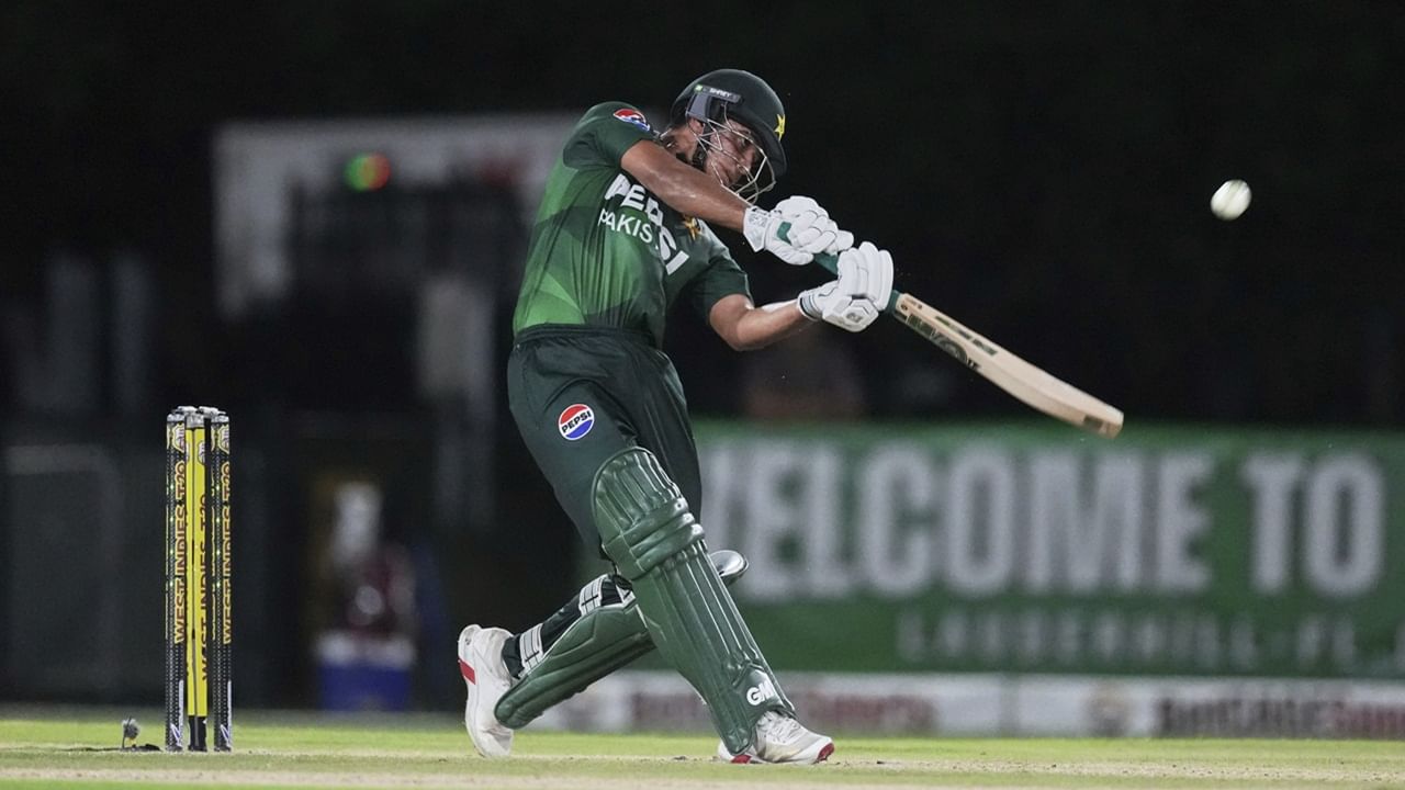 ഒമാനെതിരെ നടന്ന മത്സരത്തില്‍ നേരിട്ട ആദ്യ പന്തില്‍ തന്നെ അയൂബിനെ ഫൈസല്‍ ഷാ എല്‍ബിഡബ്ല്യുവില്‍ കുരുക്കി. ഇന്ത്യയ്‌ക്കെതിരെ നടന്ന മത്സരത്തില്‍ ഹാര്‍ദ്ദിക് പാണ്ഡ്യയുടെ പന്തില്‍ ജസ്പ്രീത് ബുംറ ക്യാച്ചെടുക്കുകയായിരുന്നു (Image Credits: PTI)