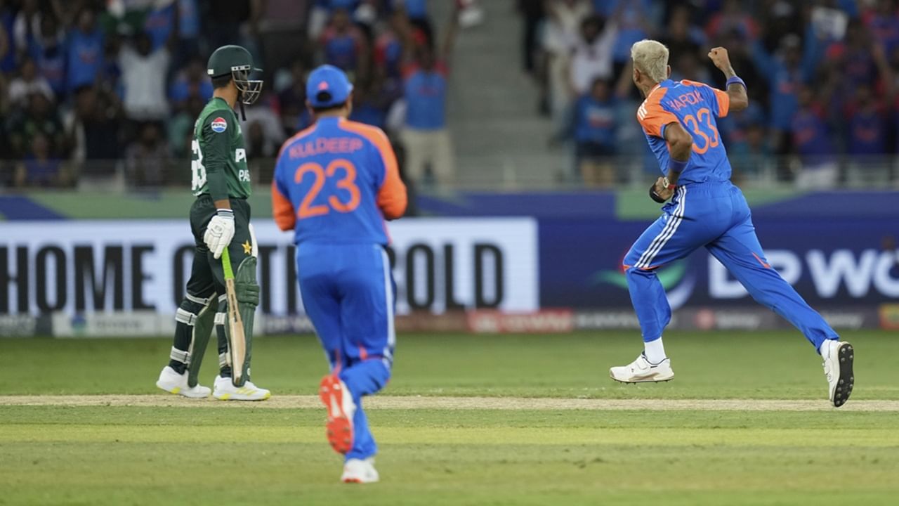 എന്നാല്‍ അങ്ങേയറ്റം പരിതാപകരമായ പ്രകടനമാണ് ബാറ്റിങില്‍ സയിം അയൂബ് പുറത്തായത്. ഒമാനെതിരെയും, ഇന്ത്യയ്‌ക്കെതിരെയും നടന്ന മത്സരങ്ങളില്‍ ഗോള്‍ഡന്‍ ഡക്കായി (Image Credits: PTI)