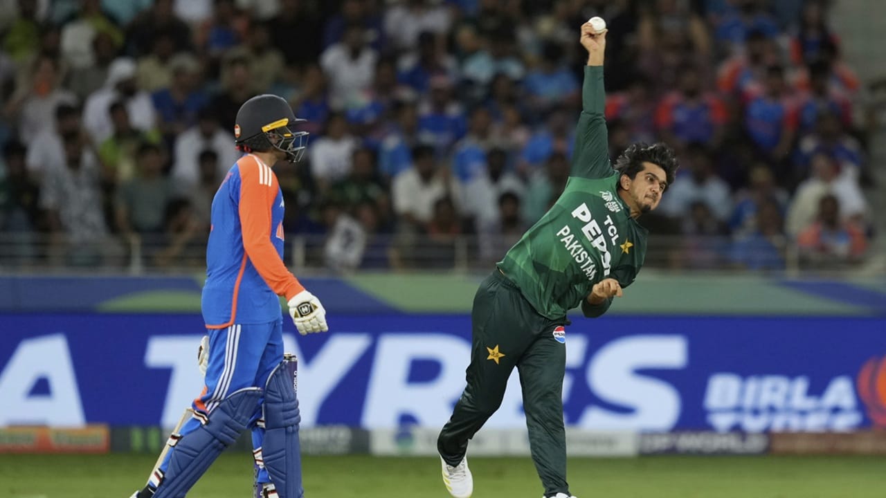 ഇതോടെ സയിം അയൂബിനെതിരെ വ്യാപക ട്രോളുകളാണ് സമൂഹമാധ്യമങ്ങളില്‍ നിറയുന്നത്. ബുംറയ്‌ക്കെതിരെ സിക്‌സുകളടിക്കാന്‍ വന്നവന്‍, ബുംറയുടെ ഓവറാകുന്നതിന് മുമ്പ് തന്നെ മടങ്ങുന്നുവെന്നാണ് പരിഹാസം (Image Credits: PTI)