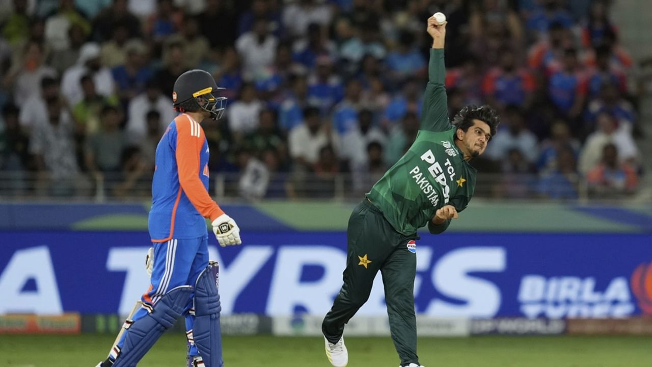 ഇതോടെ സയിം അയൂബിനെതിരെ വ്യാപക ട്രോളുകളാണ് സമൂഹമാധ്യമങ്ങളില്‍ നിറയുന്നത്. ബുംറയ്‌ക്കെതിരെ സിക്‌സുകളടിക്കാന്‍ വന്നവന്‍, ബുംറയുടെ ഓവറാകുന്നതിന് മുമ്പ് തന്നെ മടങ്ങുന്നുവെന്നാണ് പരിഹാസം (Image Credits: PTI)