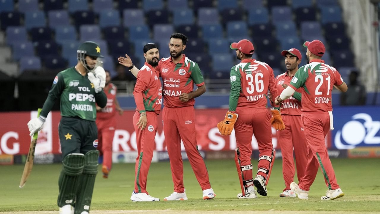 ഏഷ്യാ കപ്പ് ആരംഭിക്കുന്നതിന് മുമ്പ് തന്നെ പാക് താരം സയിം അയൂബിന്റെ പേര് ചര്‍ച്ചയായിരുന്നു. ഏഷ്യാ കപ്പില്‍ അയൂബ് ജസ്പ്രീത് ബുംറയ്‌ക്കെതിരെ ആറു സിക്‌സുകള്‍ നേടുമെന്ന് താന്‍ കരുതുന്നുവെന്നായിരുന്നു പാക് മുന്‍ താരം തന്‍വീര്‍ അഹമ്മദ് പറഞ്ഞത് (Image Credits: PTI)