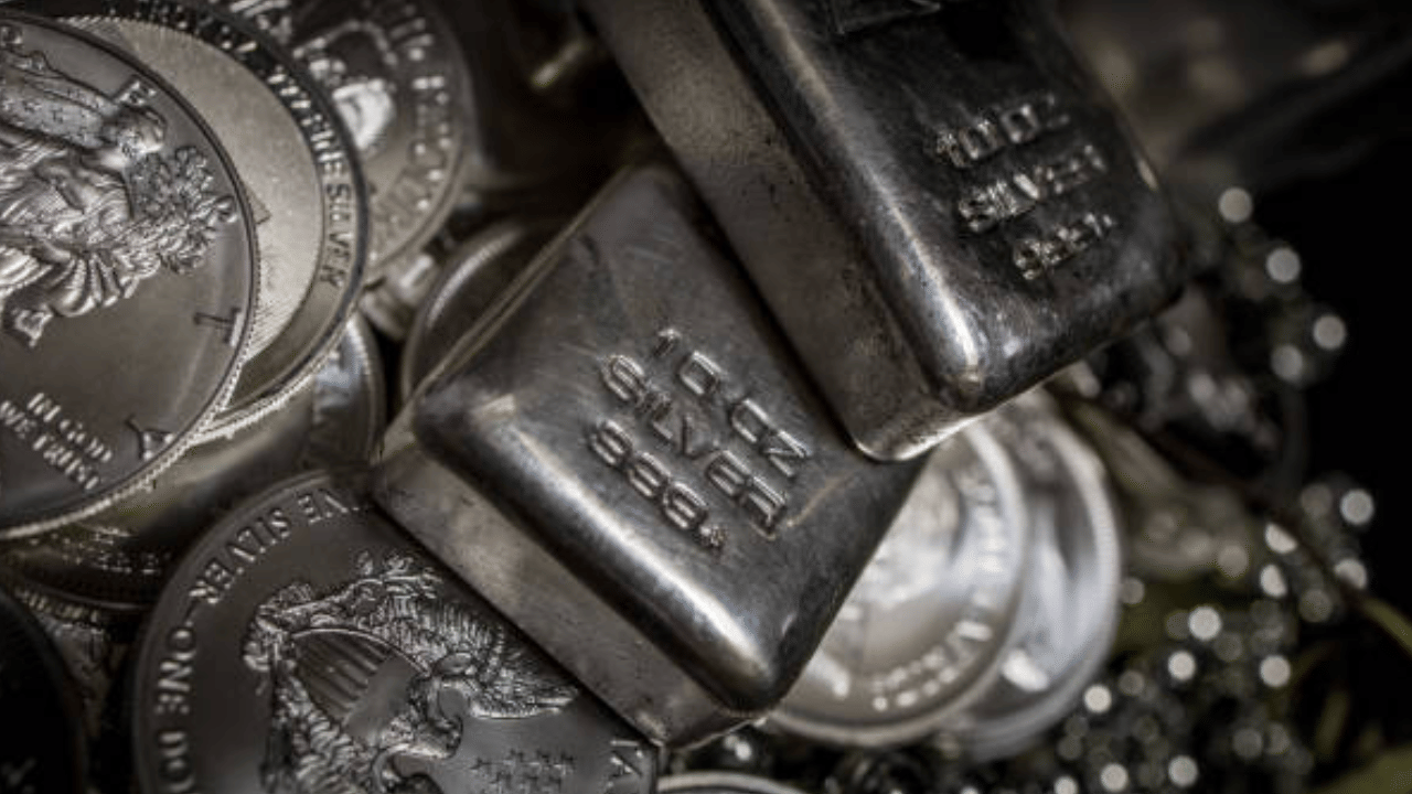 ഡോളറുമായി താരതമ്യം ചെയ്യുമ്പോൾ രൂപയുടെ വിലയില്‍ വരുന്ന കയറ്റിറക്കങ്ങളും വെള്ളി വിലയെ സ്വാധീനിക്കുന്നുണ്ട്. ആഗോളതലത്തിൽ, യുഎസ് ഫെഡറൽ റിസർവ് നിരക്ക് വർദ്ധനവും യുഎസ് ട്രഷറികളിലെ മാറ്റങ്ങളും വെള്ളി നിരക്കിനെ സ്വാധീനിക്കും. (Image Credit: Getty Images)