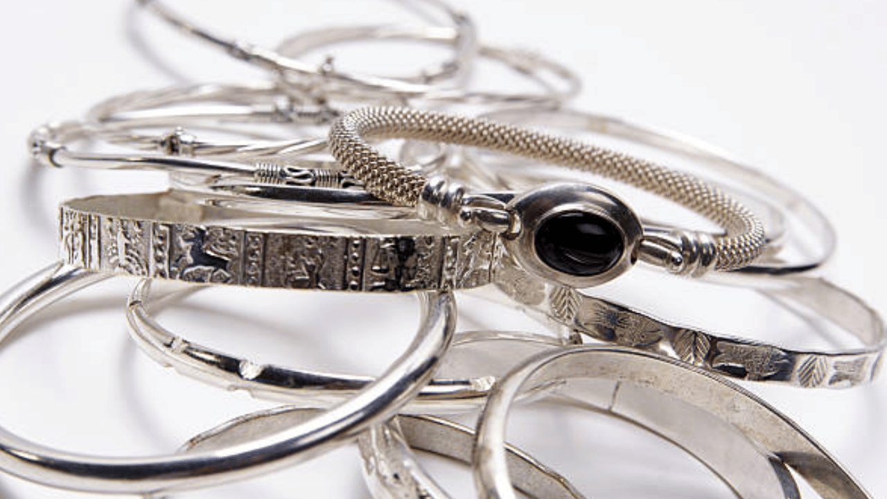 വെള്ളി 14 വർഷ ചരിത്രത്തിലെ ഏറ്റവും ഉയർന്ന നിലയിലാണ്. നിക്ഷേപരം​ഗത്തും വെള്ളിയ്ക്ക് ഡിമാൻഡ് കൂടുകയാണ്. വെള്ളി ഇടിഎഫുകളിലേക്കും മ്യൂച്വൽ ഫണ്ടുകളിലേക്കും ആളുകൾ ആകർഷിക്കപ്പെടുന്നു. (Image Credit: Getty Images)