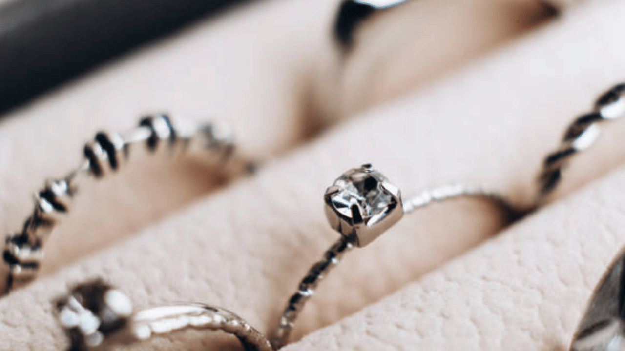 ഇലക്ട്രിക് വാഹനങ്ങൾക്കും, പുനഃരുപയോഗ ഉപകരണ നിർമ്മാണത്തിലും വെള്ളിക്ക് പ്രാധാന്യം കൂടുന്നുണ്ട്. ഈ സാഹചര്യത്തിൽ സ്വർണ്ണത്തിനു പിന്നാലെ വെള്ളിക്കും ഹാൾമാർക്കിംഗ് നിർബന്ധമാക്കാൻ സർക്കാർ ശ്രമിക്കുന്നുവെന്നാണ് റിപ്പോർട്ട്. (Image Credit: Getty Images)