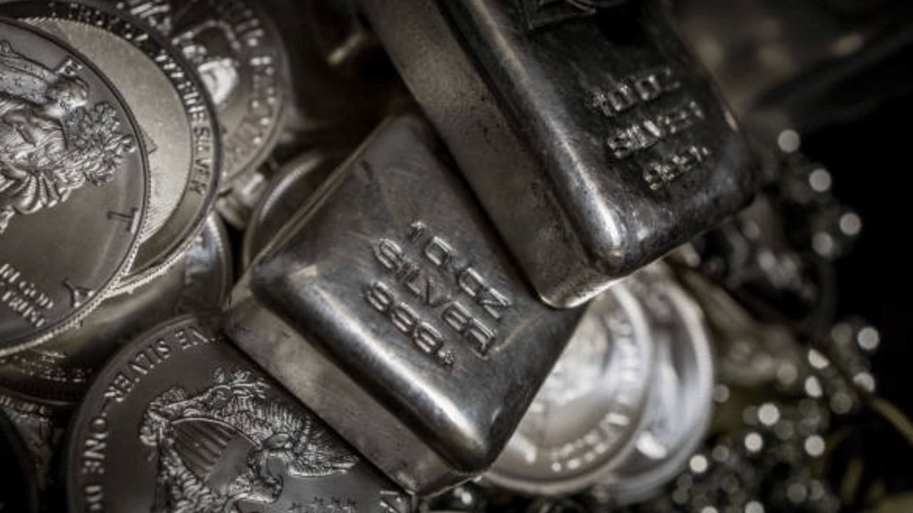 കഴിഞ്ഞവർഷം ഒരുഗ്രാം വെള്ളിക്ക്‌ 70-80 രൂപയായിരുന്നതാണ് ഇപ്പോൾ 142 രൂപയോളം എത്തിനിൽക്കുന്നത്. അമേരിക്കയുടെ താരിഫ് യുദ്ധത്തിന് പിന്നാലെ രാജ്യത്തെ ആഭ്യന്തര വിപണികളിൽ വെള്ളി വില കുതിപ്പ് രേഖപ്പെടുത്തിയിരുന്നു. (Image Credit: Getty Images)