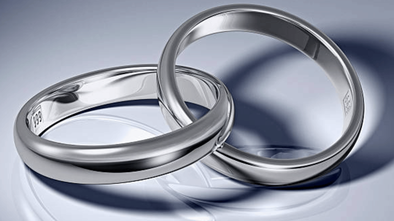 കേരളത്തിൽ വെള്ളിയുടെ ഇന്നത്തെ വില ഗ്രാമിന് ₹142 ഉം കിലോഗ്രാമിന് ₹1,42,000 ഉം ആണ്. ഇന്നലെ ഗ്രാമിന് ₹140 രൂപയും കിലോഗ്രാമിന് ₹1,40,000 രൂപയുമായിരുന്നു. അന്താരാഷ്ട്ര വിപണിക്കനുസരിച്ചാണ് കേരളത്തിലെ വെള്ളി വില നിശ്ചയിക്കപ്പെടുന്നത്. (Image Credit: Getty Images)