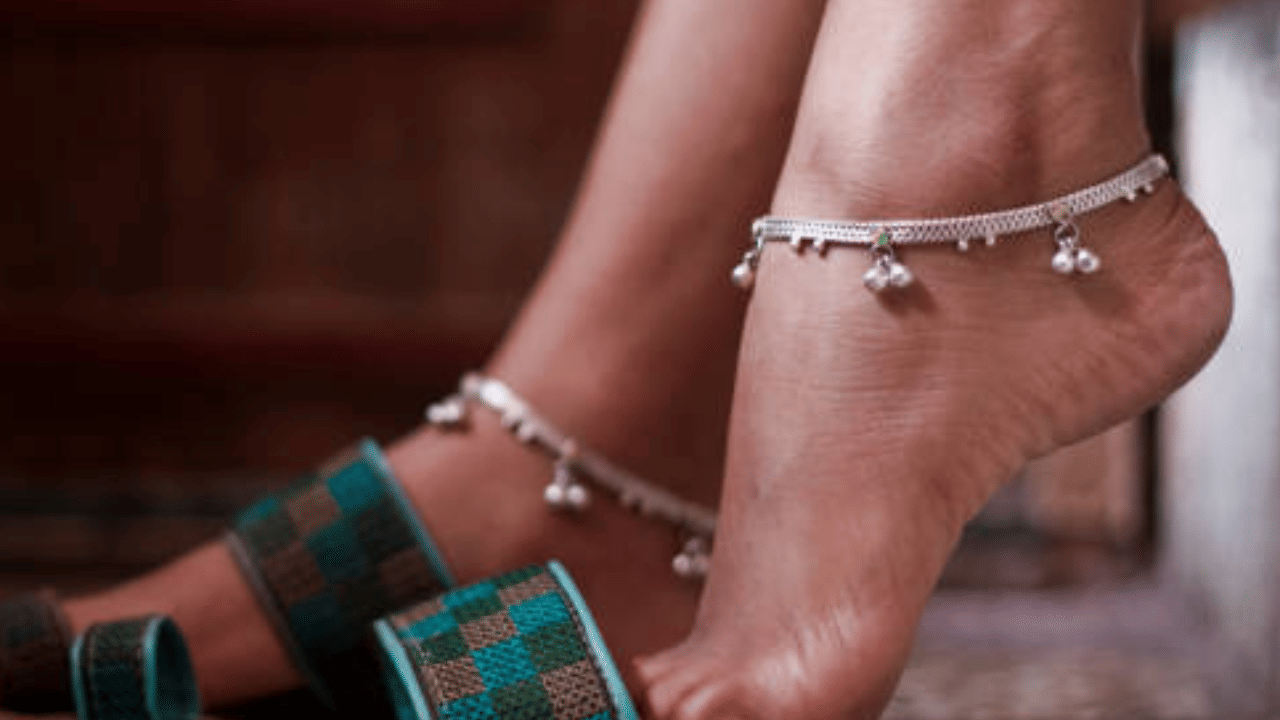 സ്വർണത്തോടൊപ്പം തന്നെ റെക്കോർഡ് മുന്നേറ്റമാണ് വെള്ളിയും നടത്തുന്നത്. വില ഉയരുന്നുണ്ടെങ്കിലും വെള്ളി ആഭരണവിൽപ്പന കൂടുകയാണ്. പ്രധാനമായും വെള്ളിയിൽ തീർത്ത റോസ് ​ഗോൾഡ് ആഭരണങ്ങൾക്ക് ആവശ്യക്കാറേറെയാണ്. (Image Credit: Getty Images)