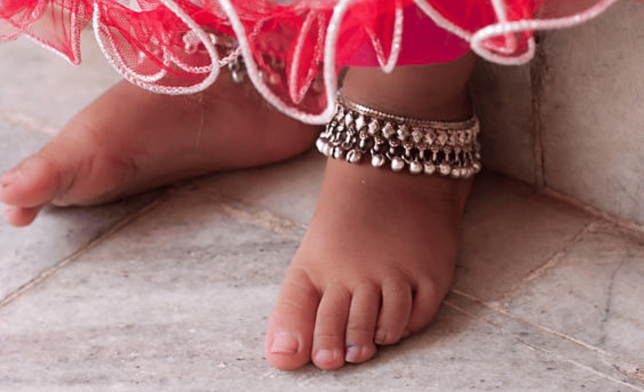 പ്ലെയിന്‍ സില്‍വര്‍ ആഭരണങ്ങള്‍ക്കും മറ്റ് വെള്ളി ഉല്‍പ്പന്നങ്ങള്‍ക്കും 2026 മാര്‍ച്ച് 31 വരെയാണ് താല്‍ക്കാലിക നിയന്ത്രണം. രാജ്യങ്ങള്‍ തമ്മിലുള്ള സ്വതന്ത്ര വ്യാപാര കരാറുകള്‍ ദുരുപയോഗം ചെയ്ത് കസ്റ്റംസ് തീരുവ ഒഴിവാക്കി വെള്ളി ഇറക്കുമതി ചെയ്യുന്നത് തടയാനാണ് പുതിയ നിയന്ത്രണം.  (Image Credit: Getty Images)
