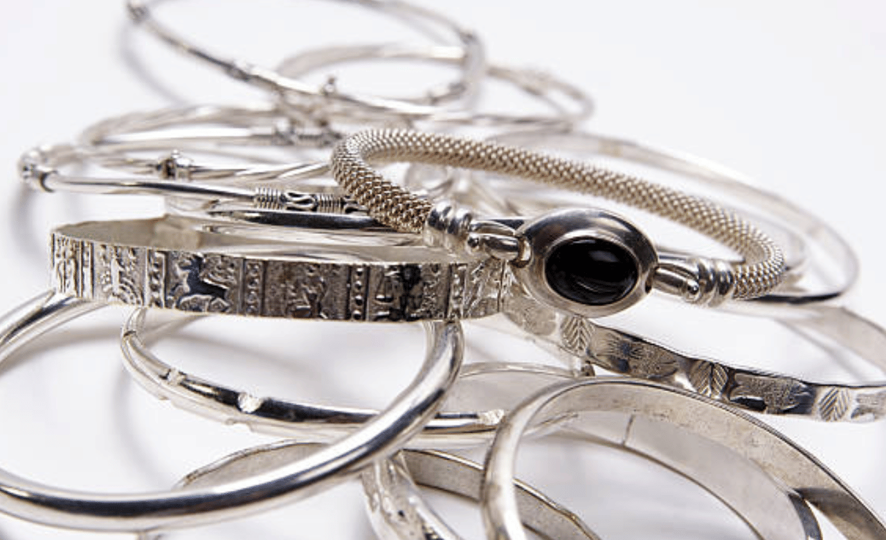 അതേസമയം, വിദേശ രാജ്യങ്ങളില്‍ നിന്ന് വലിയ തോതില്‍ വെള്ളി ആഭരണങ്ങള്‍ രാജ്യത്തേക്ക് ഒഴുകിയെത്തുന്ന സാഹചര്യം കണക്കിലെടുത്ത് കേന്ദ്ര സര്‍ക്കാര്‍ വെള്ളി ഇറക്കുമതിക്ക് നിയന്ത്രണം ഏര്‍പ്പെടുത്തിയിട്ടുണ്ട്.  (Image Credit: Getty Images)