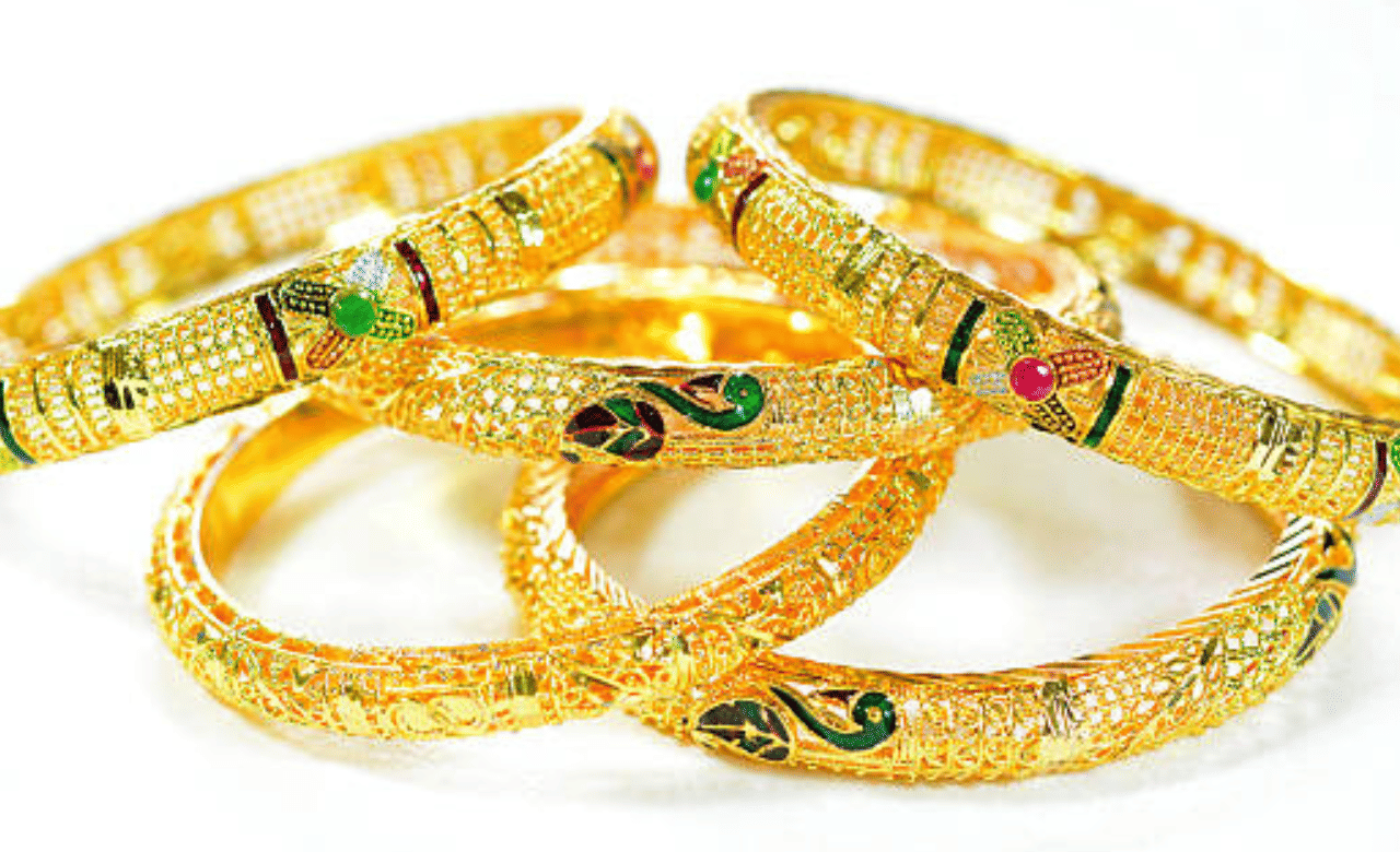 സംസ്ഥാനത്ത് റെക്കോർഡുകൾ തകർത്ത് സ്വർണം കുതിക്കുകയാണ്. ഇന്ന്  ഒരു പവൻ സ്വർണത്തിന് 86,760 രൂപയാണ് നൽകേണ്ടത്. ഒരു ​ഗ്രാമിന് 10,845 രൂപയും. അഞ്ച് ശതമാനം പണിക്കൂലിയും മൂന്ന് ശതമാനം ജിഎസ്ടിയും ഹാള്‍മാര്‍ക്കിങ് ചാര്‍ജും കൂടി ചേരുമ്പോൾ പോക്കറ്റ് കാലിയാകും.  (Image Credit: Getty Images)