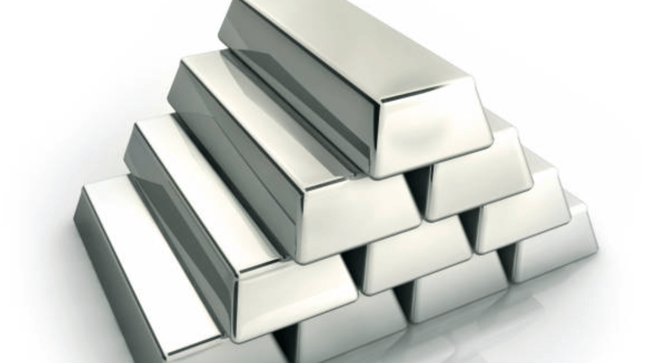 സുരക്ഷിത നിക്ഷേപങ്ങളുടെ ഭാഗമായുള്ള വാങ്ങലിന്റെ പ്രതിഫലനവും യുഎസ് ഡോളറിലെ തുടർച്ചയായ ബലഹീനതയും വെള്ളി വില വർധനവിന് കാരണമായെന്നാണ് വിദ​​ഗ്ധർ പറയുന്നത്. (Image Credit: Getty Images)