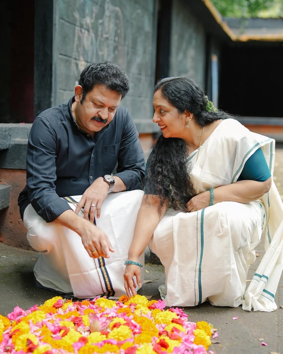 തന്റെ ഏറ്റവും പുതിയ യൂട്യൂബ് വീഡിയോയിലാണ് കുഞ്ഞിന്റെ മുഖം കാണിക്കാതിരിക്കാതിരുന്നതിലുള്ള കാരണം വ്യക്തമാക്കിയത്.ബേബിയായത് കൊണ്ടാണ് ഫോട്ടോസ് ഒന്നും അധികം ഷെയര്‍ ചെയ്യാത്തത് എന്നാണ് സിന്ധു കൃഷ്ണ പറയുന്നത്. വലുതാകുമ്പോള്‍ അവൻ ചിലപ്പോള്‍ ചോദിച്ചേക്കും.