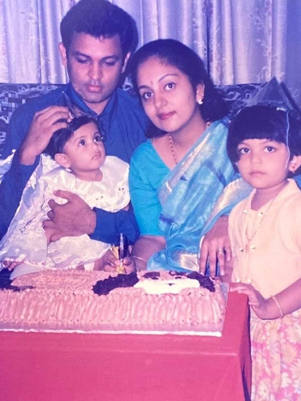 നമ്മളോട് കുട്ടിക്ക് തോന്നുന്ന അറ്റാച്ച്മെന്റുണ്ടല്ലോ അത് ആദ്യമായി അനുഭവിക്കുമ്പോൾ വല്ലാത്ത ഫീൽ ആണ്. എപ്പോഴും കുഞ്ഞിനെ കെെയിലെടുക്കാൻ തോന്നും. ഓസിയും അത് എക്സ്പീരിയൻസ് ചെയ്യുന്നുണ്ടെന്നും സിന്ധു കൃഷ്ണ പറഞ്ഞു.