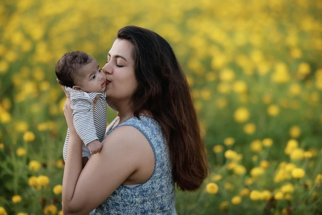 ഓമിക്ക് ഓസിക്കൊപ്പം തന്നെയായിരിക്കണമെന്നാണ് സിന്ധു കൃഷ്ണ പറയുന്നത്. ഓസി അത് ആസ്വദിക്കുന്നുണ്ട്. അഹാന ജനിച്ചപ്പോൾ താനും അങ്ങനെയായിരുന്നു. അഹാന എന്നും തനിക്കൊപ്പമായിരുന്നു. വളരെ പൊസസീവായിരുന്നു. 
