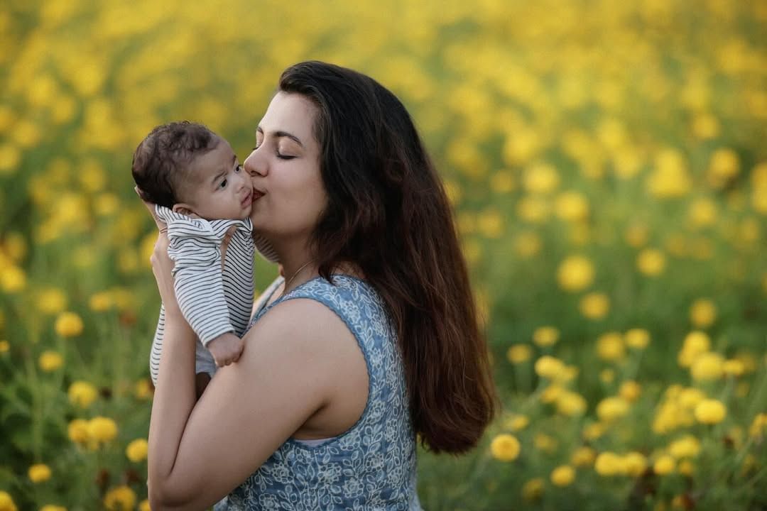 ഓമിക്ക് ഓസിക്കൊപ്പം തന്നെയായിരിക്കണമെന്നാണ് സിന്ധു കൃഷ്ണ പറയുന്നത്. ഓസി അത് ആസ്വദിക്കുന്നുണ്ട്. അഹാന ജനിച്ചപ്പോൾ താനും അങ്ങനെയായിരുന്നു. അഹാന എന്നും തനിക്കൊപ്പമായിരുന്നു. വളരെ പൊസസീവായിരുന്നു.