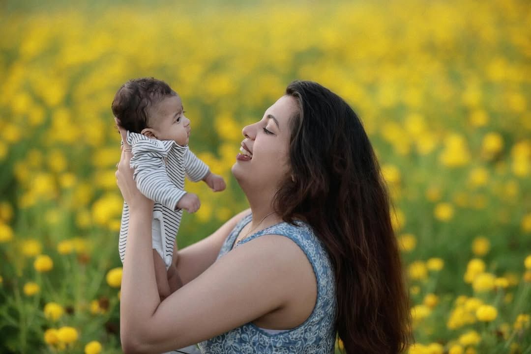 എന്നും ഓസി കുഞ്ഞിനൊപ്പമാണ്. കുഞ്ഞിന്റെ കാര്യത്തിലുള്ള ഓസിയുടെ കരുതൽ കാണുന്നതിൽ തനിക്ക് വളരെ സന്തോഷമുണ്ടെന്നും സിന്ധു കൃഷ്ണ പറയുന്നു. പക്ഷെ പിന്നീടുള്ള കുഞ്ഞിനോട് ആദ്യം തോന്നിയ അത്ര തോന്നില്ലെന്നും സിന്ധു പറയുന്നു.