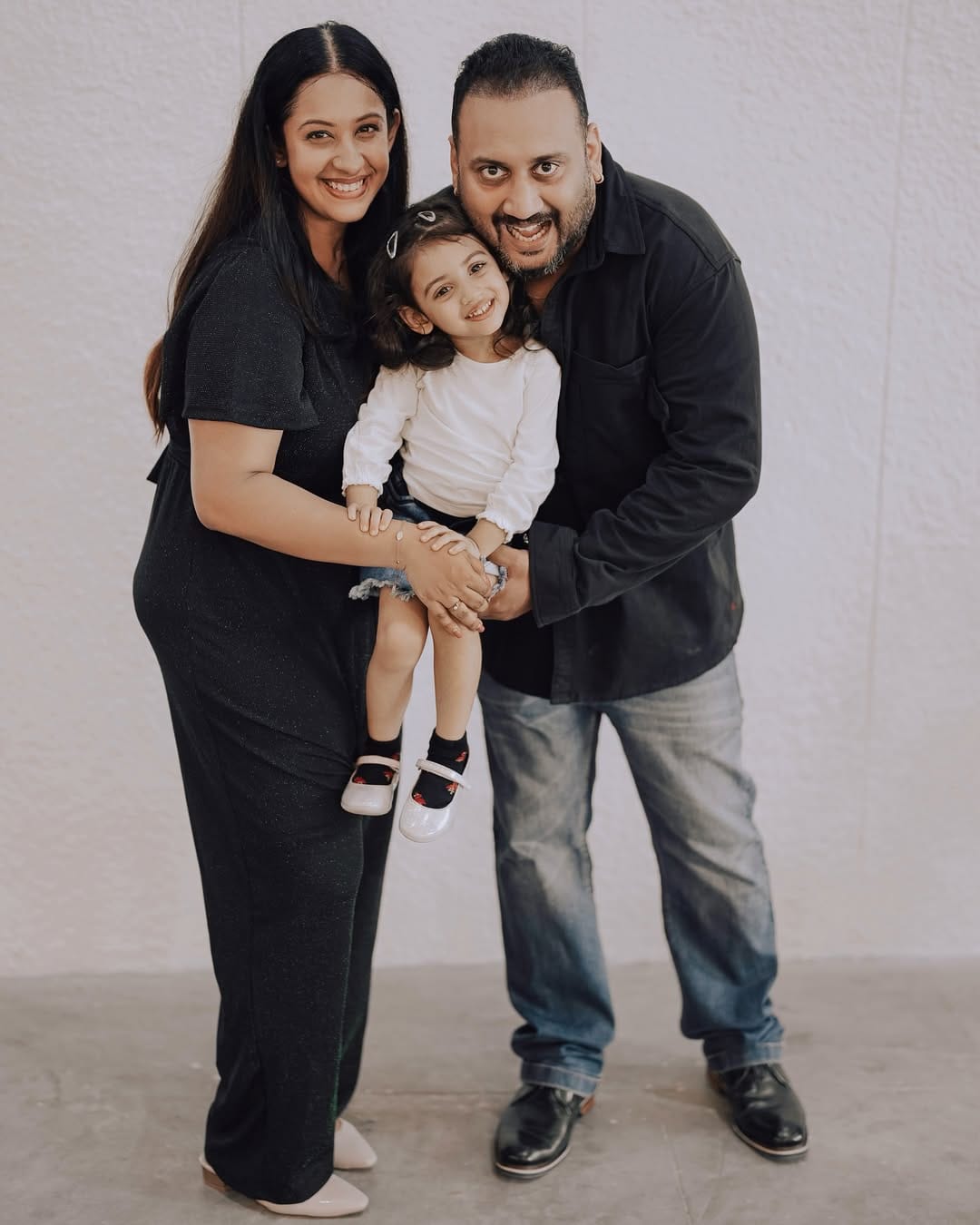 അമ്മൂമ്മയും അങ്ങനെയായിരുന്നു. തങ്ങൾക്കൊപ്പം താമസിക്കാൻ അമ്മയ്ക്ക് താൽപര്യമില്ലെന്നും സൗഭാഗ്യ പറഞ്ഞു.
തങ്ങളുടെ വീട്ടിൽ ഒരുപാട് പേരുണ്ടെന്നും ഒരാൾക്കും കൂടി നിൽക്കാനുള്ള സ്പേസ് വീട്ടിലില്ലെന്നും സൗഭാ​ഗ്യ പറയുന്നു. 
