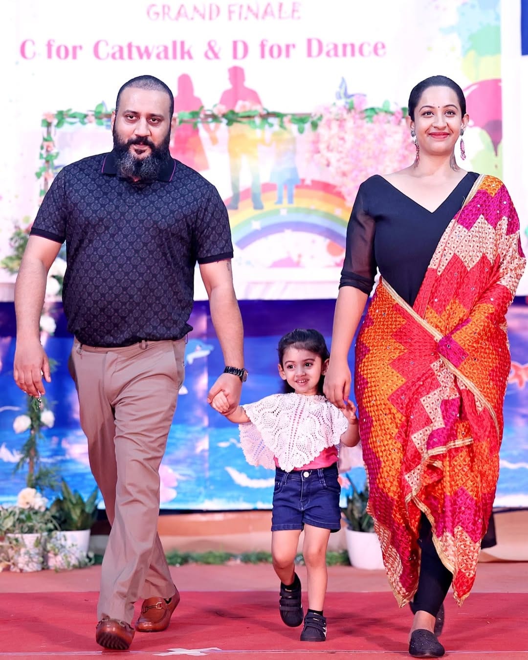 ഇപ്പോഴിതാ അമ്മ താര കല്യാൺ എന്തുകൊണ്ടാണ് തങ്ങൾക്കൊപ്പം താമസിക്കാതെ ഒറ്റയ്ക്ക് താമസിക്കുന്നതെന്ന ചോദ്യത്തിന് മറുപടി പറയുകയാണ് സൗഭാഗ്യ. സ്വതന്ത്രമായി ജീവിക്കാൻ  അമ്മ ആഗ്രഹിക്കുന്നുവെന്നാണ് സൗഭാ​ഗ്യ പറയുന്നത്. 