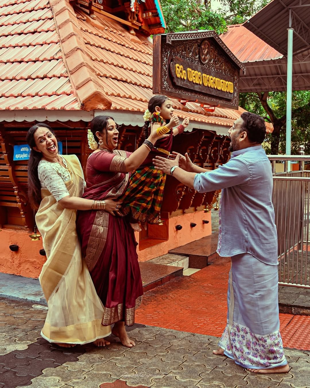 ഏറെ ആരാധകരുള്ള താരകുടുംബമാണ് നടിയും നർത്തകിയുമായ താര കല്യാൺ. സോഷ്യൽ മീഡിയയിൽ സജീവമായ താരം തന്റെയും കുടുംബത്തിന്റെയും വിശേഷങ്ങൾ പങ്കുവയ്ക്കാറുണ്ട്. മകൾ സൗഭാഗ്യ വെങ്കിടേഷും ജീവിതത്തിൽ നടക്കുന്ന മിക്ക കാര്യങ്ങളും ആരാധകരുമായി പങ്കുവെക്കാറുണ്ട്. (Image Credits:Instagram)