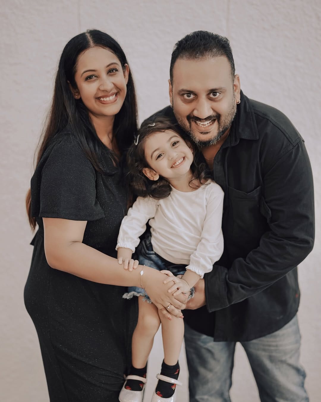 അതിനാലാണ് തനിക്കൊപ്പം വന്ന് താമസിക്കാത്തതെന്നും സൗഭാഗ്യ പറയുന്നു. അമ്മയ്ക്ക് അമ്മയുടേതായ സ്പേസ്, ഒറ്റയ്ക്കിരിക്കാൻ സ്ഥലം അങ്ങനെയൊക്കെ ഇഷ്ടപ്പെടുന്നയാളാണെന്നും എന്നും സൗഭാഗ്യ കൂട്ടിച്ചേർത്തു.