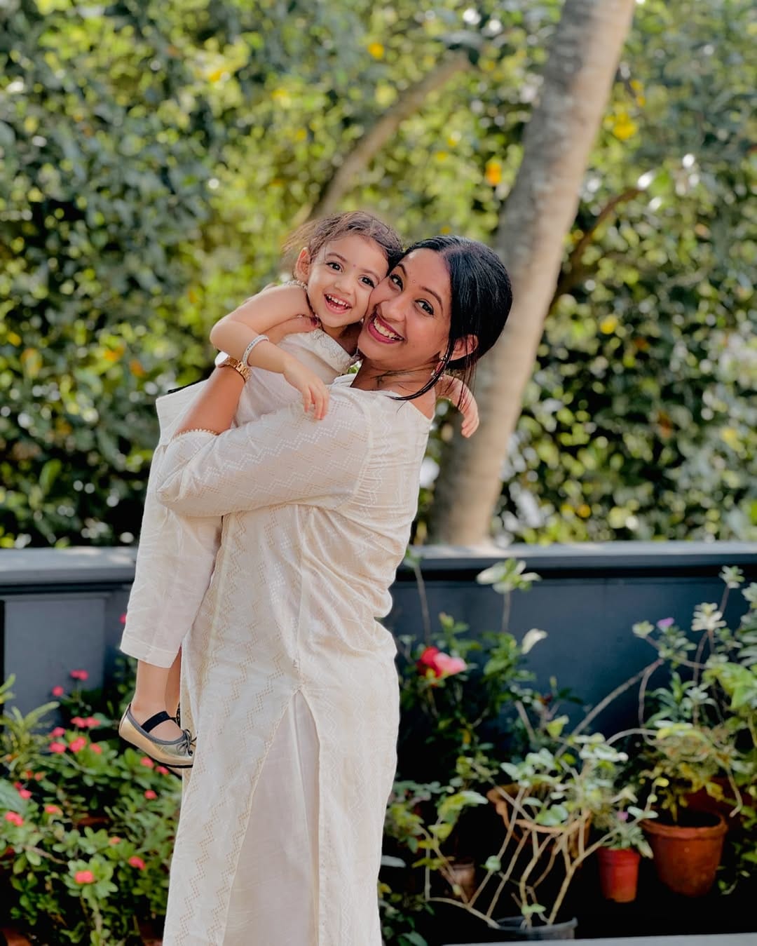 മെയിൻ സ്ട്രീം വണ്ണിന് നൽകിയ അഭിമുഖത്തിലായിരുന്നു സൗഭാ​ഗ്യയുടെ വെളിപ്പെടുത്തൽ.തങ്ങൾ വാടകയ്ക്കാണ് താമസിക്കുന്നത്. അമ്മ തങ്ങൾക്കൊപ്പമല്ല താമസിക്കുന്നത്. അമ്മയ്ക്ക് അമ്മയുടേതായ ഫ്രീഡം വേണം. 