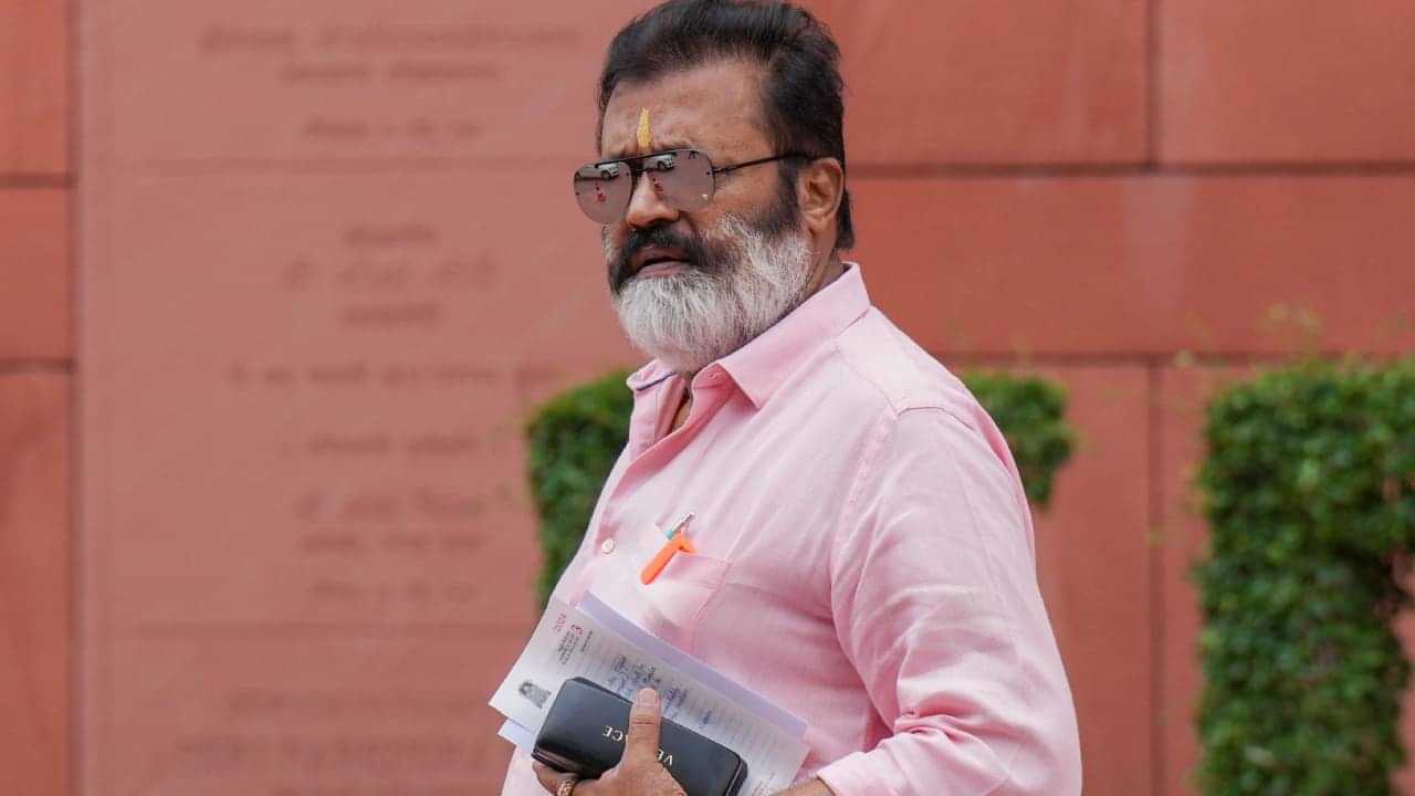 Suresh Gopi: എന്റെ നെഞ്ചത്തോട്ട് കയറിക്കോ; നിങ്ങളുടെ മന്ത്രി ഇവിടെയല്ലേ താമസിക്കുന്നത്; വയോധികയോട് കേന്ദ്രസഹമന്ത്രി സുരേഷ് ഗോപി