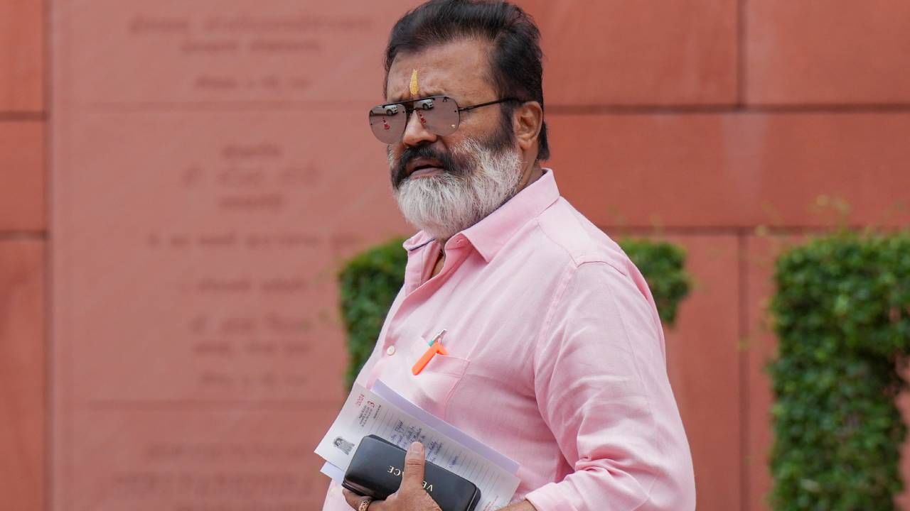 Suresh Gopi: ‘എന്റെ നെഞ്ചത്തോട്ട് കയറിക്കോ; നിങ്ങളുടെ മന്ത്രി ഇവിടെയല്ലേ താമസിക്കുന്നത്’; വയോധികയോട് കേന്ദ്രസഹമന്ത്രി സുരേഷ് ഗോപി