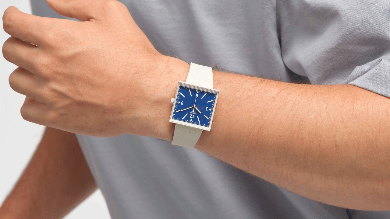 നിലവിൽ സ്വിറ്റ്‌സര്‍ലാന്‍ഡില്‍ മാത്രമാണ് പുതിയ മോഡല്‍ വാച്ച് ലഭ്യമാവുകയുള്ളൂ. 139 സ്വിസ് ഫ്രാങ്ക് (ഏകദേശം 15,348 രൂപ) ആണ് ‌വില. ലിമിറ്റഡ് എഡിഷന്‍ മോഡലായിരിക്കുമെന്നും കമ്പനി പറയുന്നുണ്ട്. (Image Credit: https://www.swatch.com/)