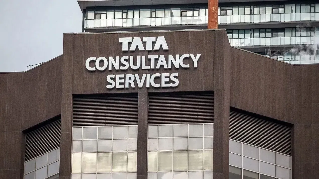TCS Salary hike: 12,000 ജീവനക്കാരെ പിരിച്ചു വിട്ടതിനു പിന്നാലെ ടിസിഎസ് ജീവനക്കാരുടെ ശമ്പളം കൂട്ടി