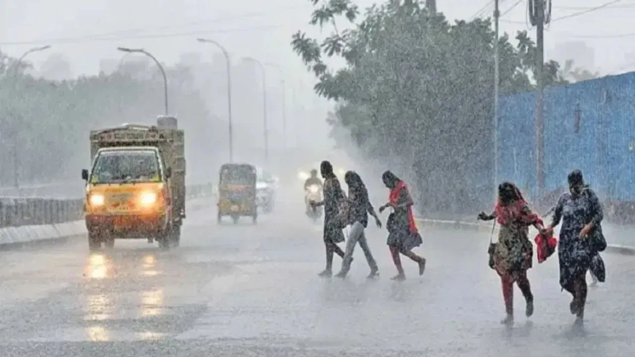 കേരളത്തിൽ നിന്ന് കാലവർഷം പിൻവാങ്ങുന്നതായും അതിശക്തമായ മഴ കുറഞ്ഞതായും കേന്ദ്ര കാലാവസ്ഥാ വകുപ്പ് അറിയിച്ചിരുന്നു. എന്നാൽ സംസ്ഥാനത്ത് ചില സ്ഥലങ്ങളിൽ മഴ പെയ്തതായാണ് വിവരം.