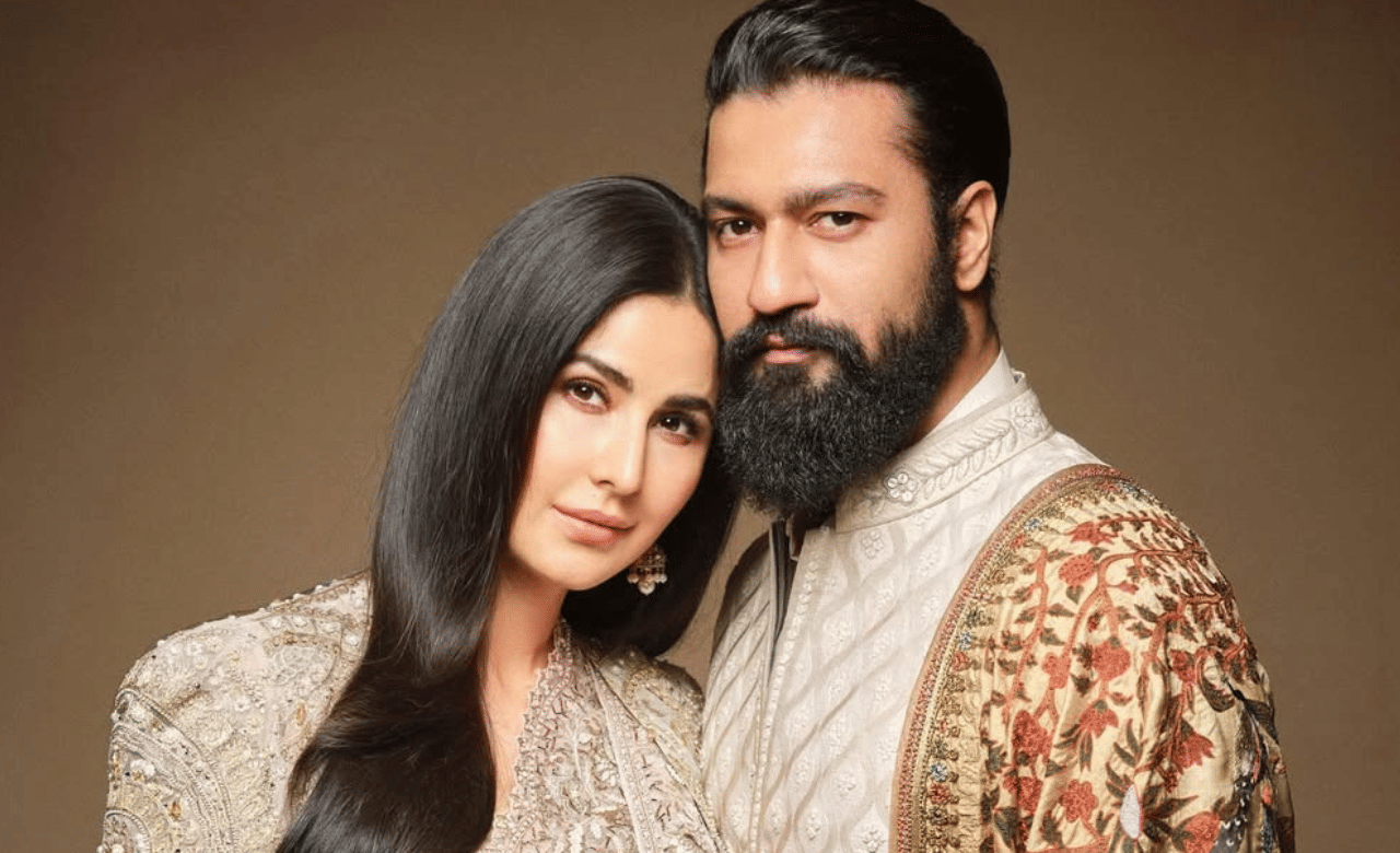 ഏറെ ആരാധകരുള്ള ബോളിവുഡ് താരദമ്പതികളാണ് കത്രീന കൈഫും വിക്കി കൗശാലും. കുറച്ച് നാളായി കത്രീന ​ഗർഭിണിയാണെന്ന തരത്തിൽ ​ഗോസിപ്പുകൾ പ്രചരിച്ചിരുന്നു. ആര്യൻ ഖാന്റെ അരങ്ങേറ്റ ചിത്രത്തിന്റെ പ്രീമിയർ ഷോയ്ക്ക് വിക്കി തനിച്ച് വന്നതും ​ഗോസിപ്പുകൾക്ക് ആക്കം കൂട്ടി. (Image Credit: Instagram)