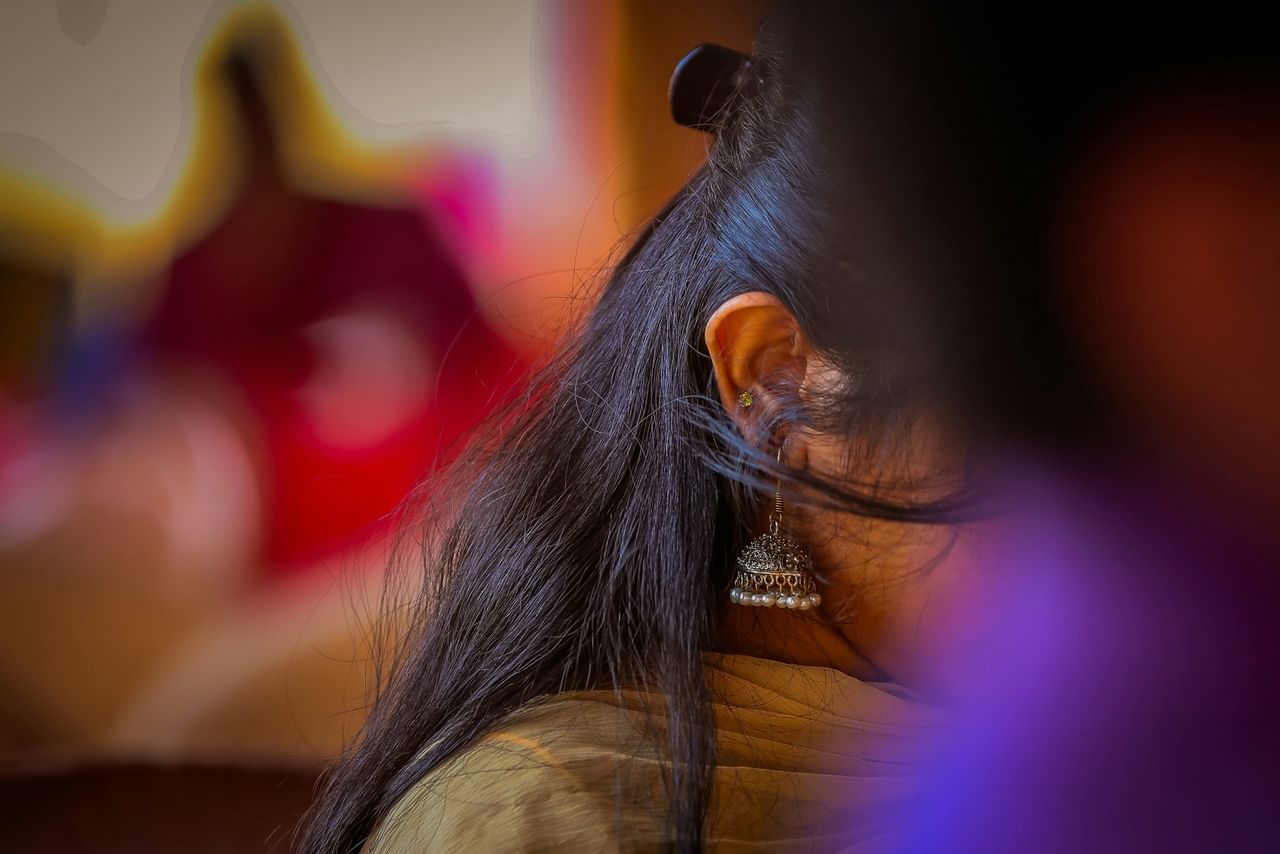 കമ്മലുകൾ കാതിലണിയുമ്പോൾ അവ നന്നായി മുറുകിയോ എന്ന് ശ്രദ്ധിക്കണം. കൂടാതെ അഴിച്ചുമാറ്റാൻ ബുദ്ധിമുട്ടുണ്ടോ എന്നും ശ്രദ്ധിക്കണം. പിരിച്ചുകയറ്റുന്ന ആണിയാണ് കമ്മലുകൾക്കെങ്കിൽ അവ ശ്രദ്ധയോടെ ധരിക്കണം. കമ്മലുകൾ ധരിക്കുമ്പോൾ അസ്വസ്ഥതയോ വേദനയോ അനുഭവപ്പെട്ടാൽ അവ ഉടൻ തന്നെ അഴിച്ചുമാറ്റുക. കാരണം സ്വർണ കമ്മലുകൾക്ക് വളരെയധികം കട്ടിയും ഭാരവും ഉണ്ട്. അതിനാൽ അവ ഉപയോ​ഗിക്കുന്നത് അവസ്ഥ വഷളാക്കുന്നു. (Image Credits: Unsplash/Getty Images)