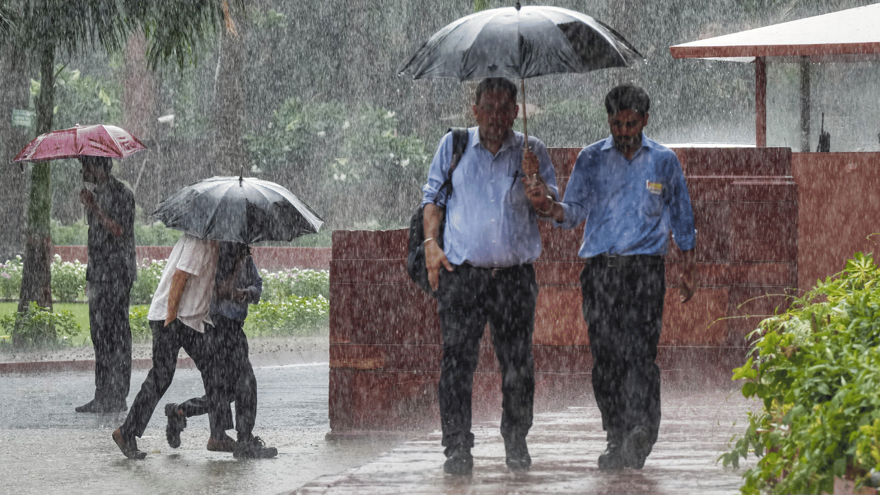 Kerala Weather Update: ഇടിമിന്നലോടു കൂടിയ മഴ വരുന്നുണ്ട്, കുടയെടുക്കാൻ മറക്കല്ലേ;  ജാഗ്രതാ നിർദേശം