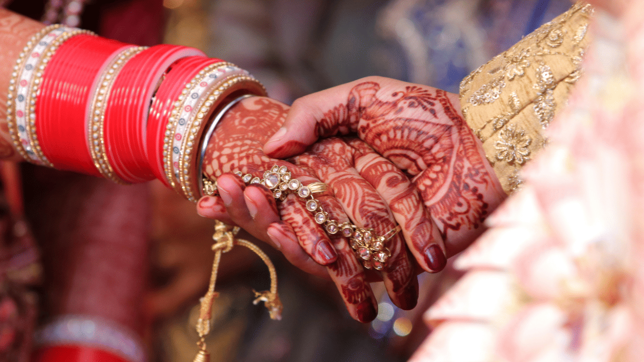 Viral News: വിവാഹ നിശ്ചയത്തിന് ദിവസങ്ങൾ മാത്രം; പ്രതിശ്രുത വധുവിന്റെ പിതാവിനൊപ്പം ഒളിച്ചോടി വരന്റെ മാതാവ്