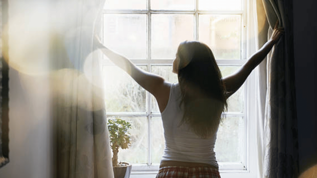 രാവിലെ നേരത്തെ എഴുന്നേൽക്കാം. പത്തുമണിക്ക് കിടന്ന് രാവിലെ അഞ്ചരയ്ക്കും ആറിനും ഇടയ്ക് എഴുന്നേൽക്കാം. 7 മുതൽ 8 മണിക്കൂർ വരെ ഉറക്കം ലഭിക്കാൻ ഇത് സഹായിക്കും. (Image Credit: Getty Images)
