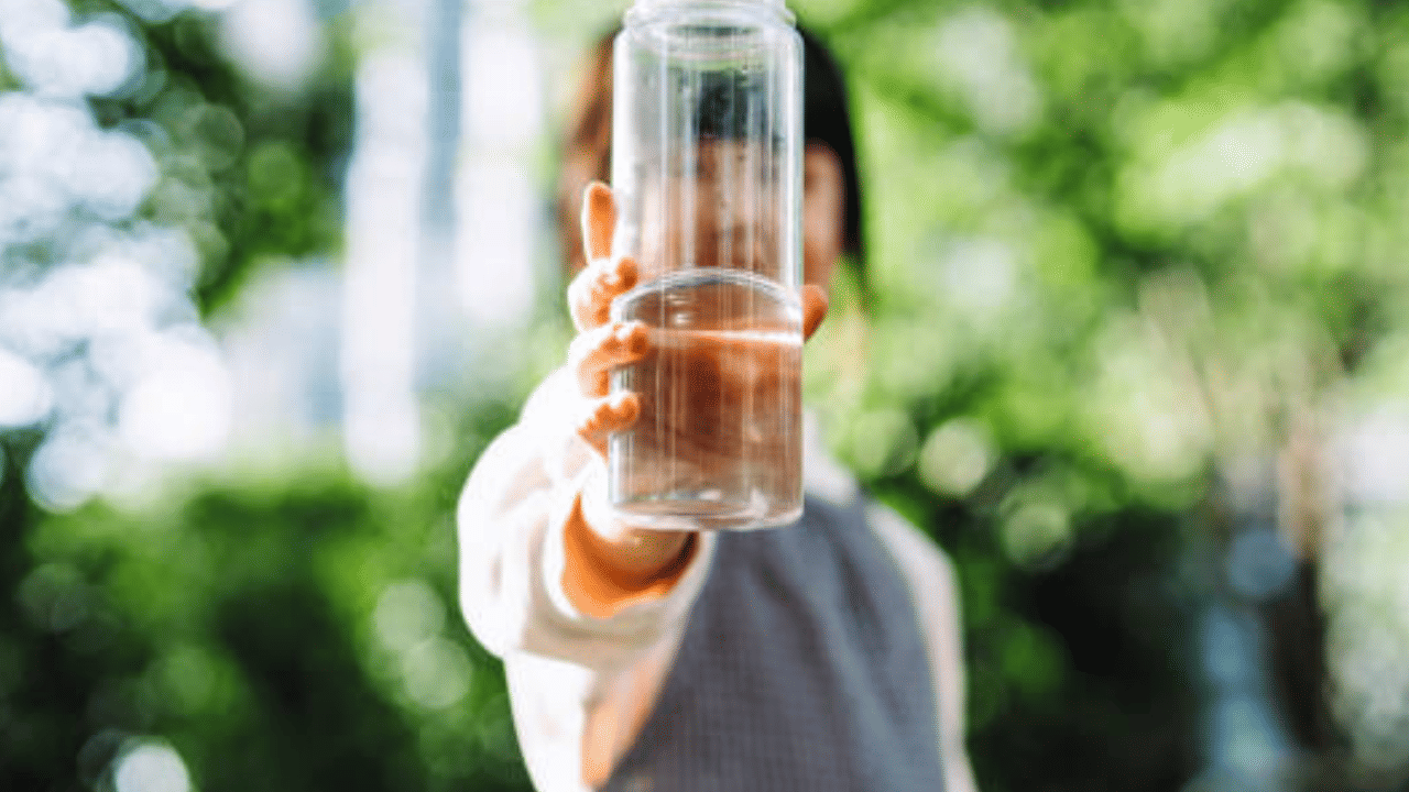 ഉറക്കമുണർന്ന ഉടനെ ഒരു ഗ്ലാസ് വെള്ളം കുടിക്കുന്നത് ദഹനത്തെയും ഉപാപചയ പ്രവർത്തനത്തെയും ത്വരിതപ്പെടുത്തും. ഇത് ശരീരത്തിലെ കലോറി വേഗത്തിൽ കത്തിക്കാൻ സഹായിക്കും. രാവിലെ വെള്ളം കുടിക്കുന്നത് വിശപ്പ് കുറയ്ക്കുകയും അമിതമായി ഭക്ഷണം കഴിക്കുന്നത് തടയുകയും ചെയ്യുന്നു. (Image Credit: Getty Images)