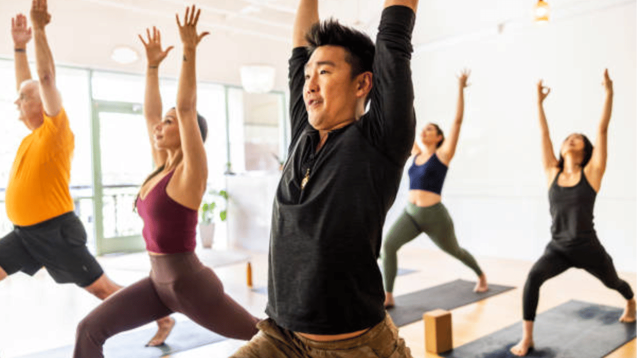 സ്ട്രെച്ചിംഗ്, യോഗ, അല്ലെങ്കിൽ വേഗത്തിലുള്ള നടത്തം പോലുള്ള 10–15 മിനിറ്റ് നേരിയ വ്യായാമം ഊർജ്ജം വർദ്ധിപ്പിക്കുകയും കൊഴുപ്പ് കത്തിക്കാൻ സഹായിക്കുകയും ചെയ്യും.  (Image Credit: Getty Images)