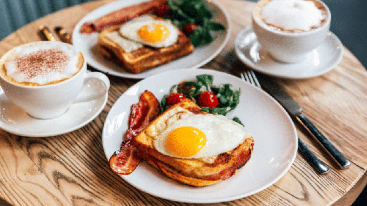 മുട്ട, ഗ്രീക്ക് തൈര്, നട്സ് പോലുള്ള പ്രോട്ടീൻ സമ്പുഷ്ടമായ ഒരു പ്രഭാതഭക്ഷണം കഴിക്കുക. പ്രോട്ടീൻ അടങ്ങിയ പ്രഭാതഭക്ഷണത്തിന് മൊത്തത്തിലുള്ള കലോറി ഉപഭോഗം കുറയ്ക്കാൻ കഴിയും. (Image Credit: Getty Images)